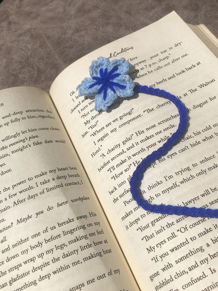📚🌸🍓 📚sakura flower bookmark 📚strawberry bookmark #crochet #bookmark #sakuraflower #strawberry #books #crochetbookmarks